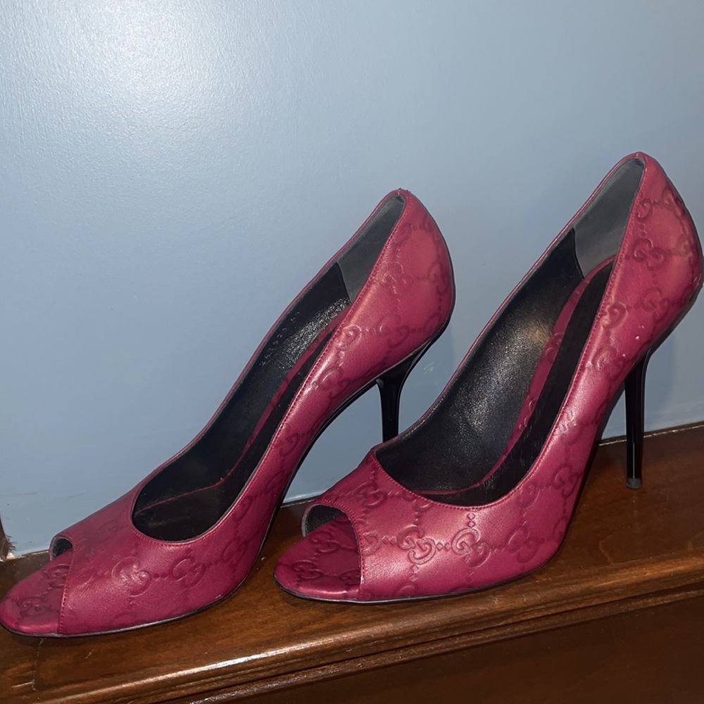 Gucci print stilettos. (Never worn)